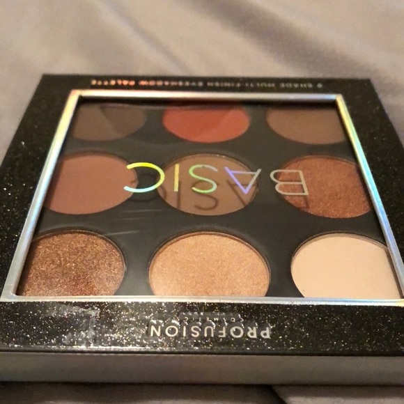 BRAND NEW -9 Shade Multi-Finish Eyeshadow Palette - Picture 5 of 6